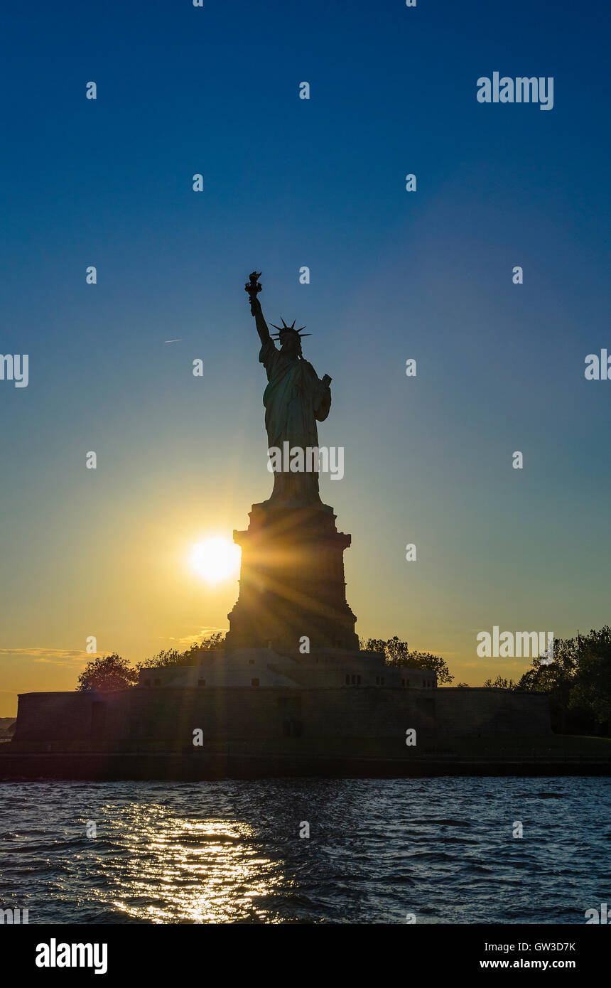 La magnificenza della Statua della Libertà al tramonto. La città di New York, Stati Uniti d'America. Foto Stock