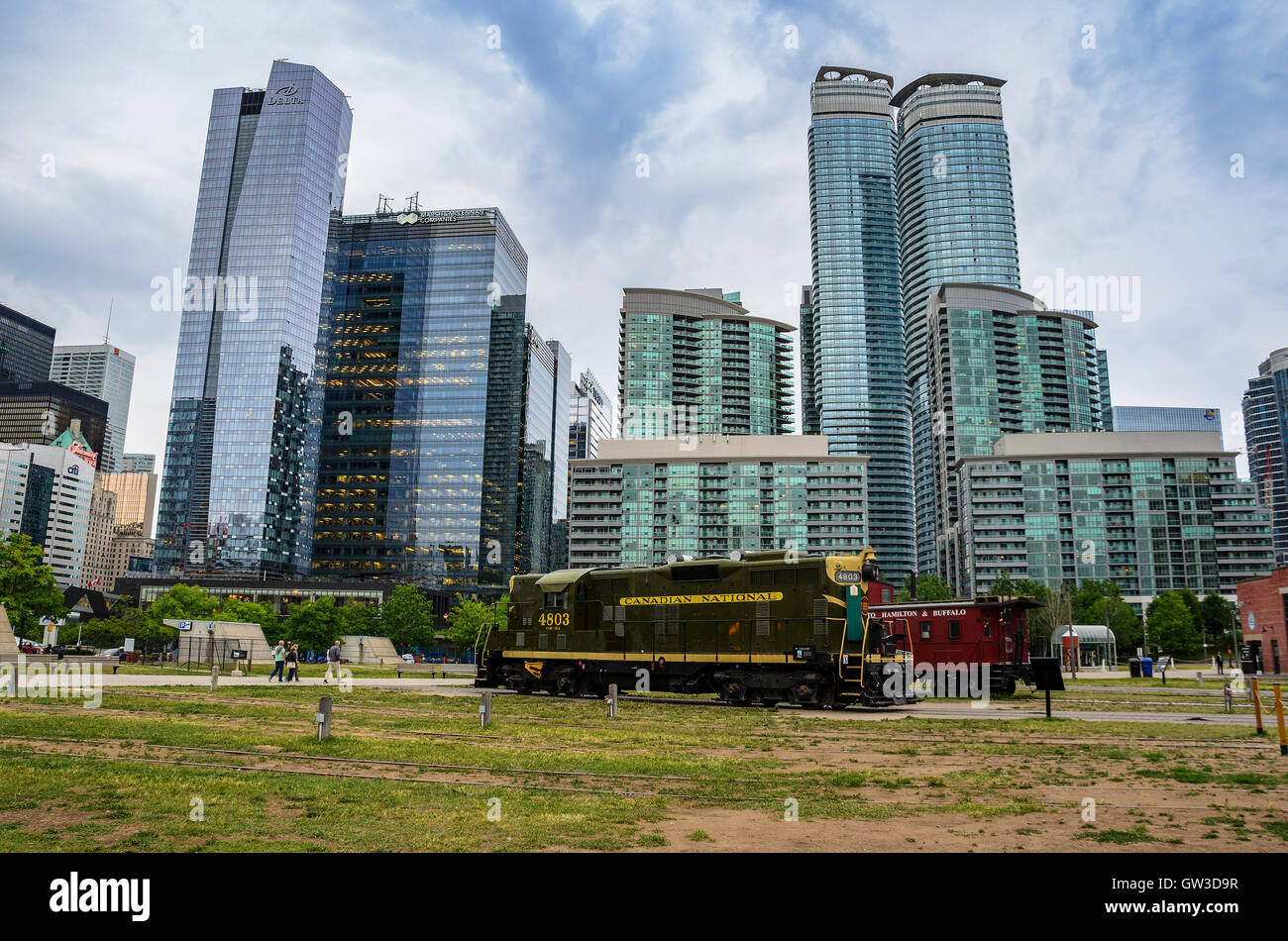 Il vecchio treno presso il National Rail Museum. Sul lato l'iscrizione della società nazionale canadese. Il museo è attraverso la CN Tower. Foto Stock