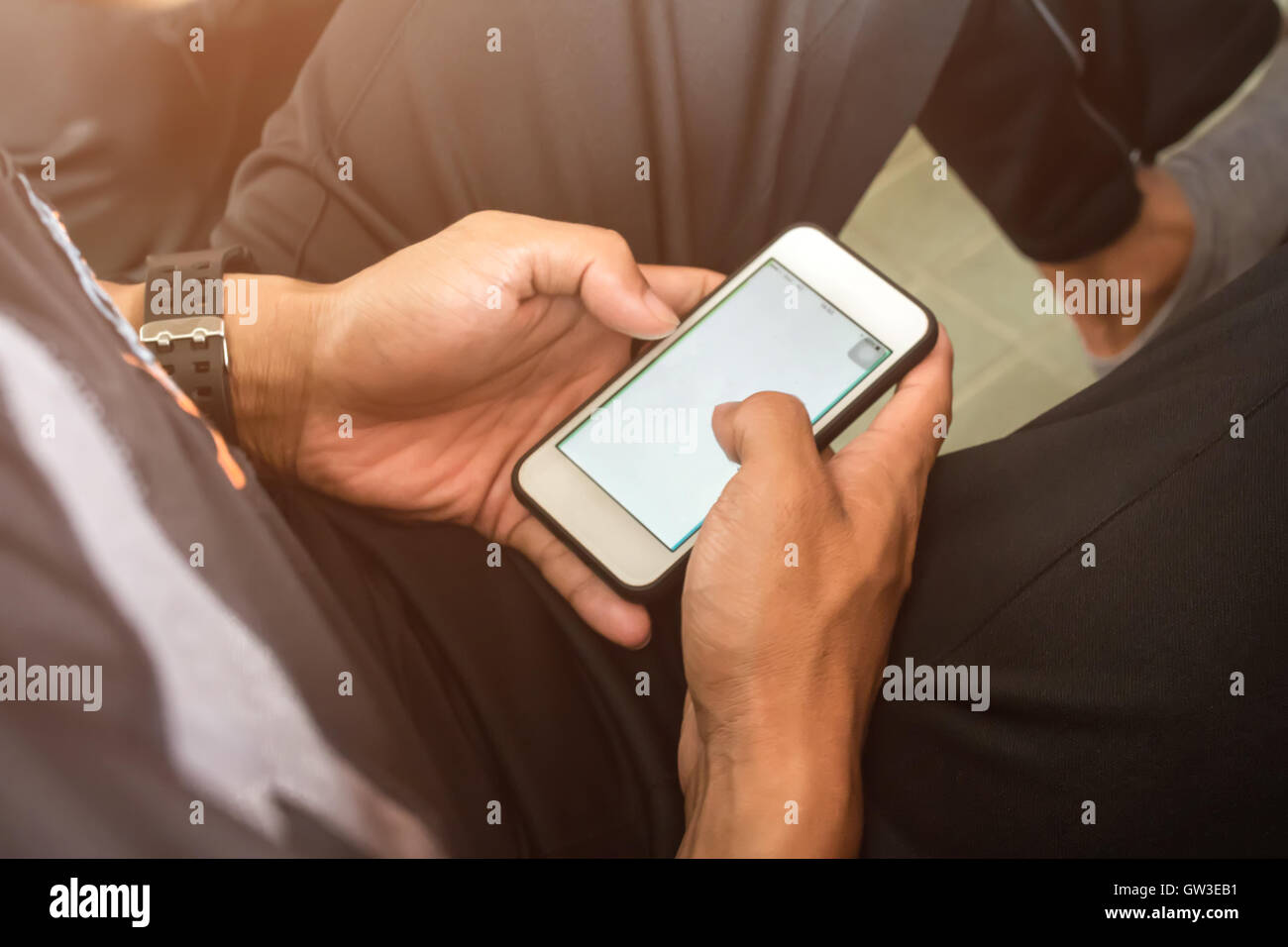 L'uomo utilizza lo smartphone per giocare con il gioco o social network online. Foto Stock