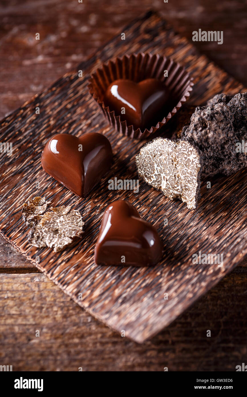 A forma di cuore ad pralina con tartufo è molto particolare delicatezza dessert Foto Stock