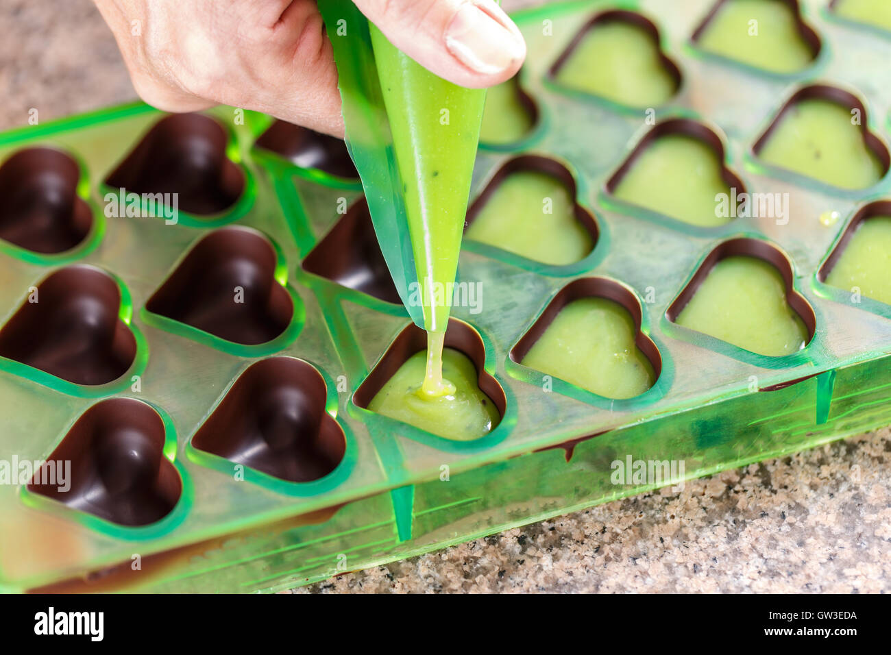 Fare in casa i dolci praline di cioccolato, in forme Foto Stock