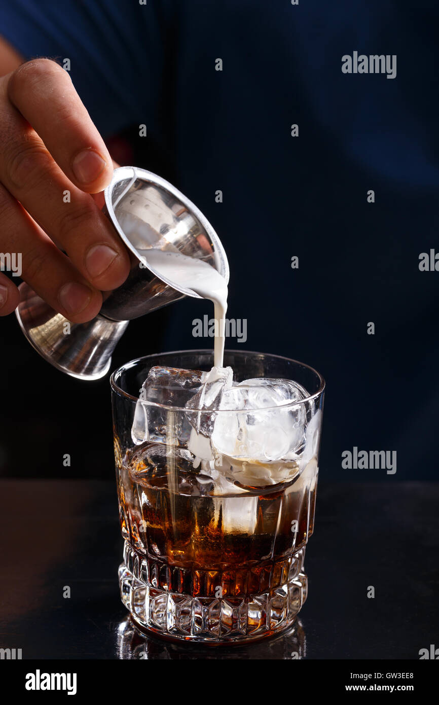 Il barman prepara un white russian cocktail in discoteca Foto Stock