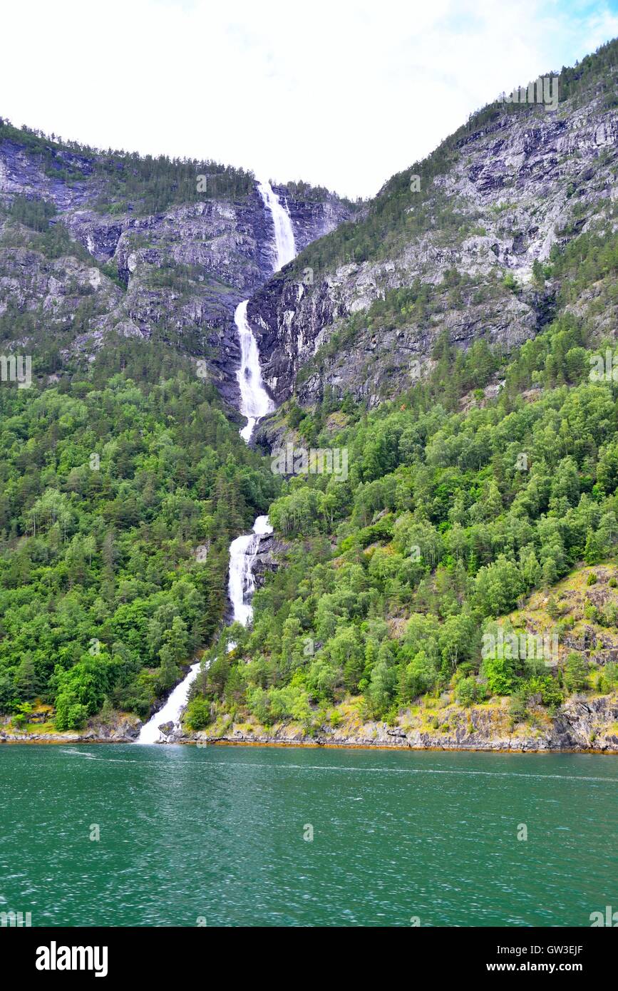 Cascata a Naeroyfjord in Norvegia Foto Stock