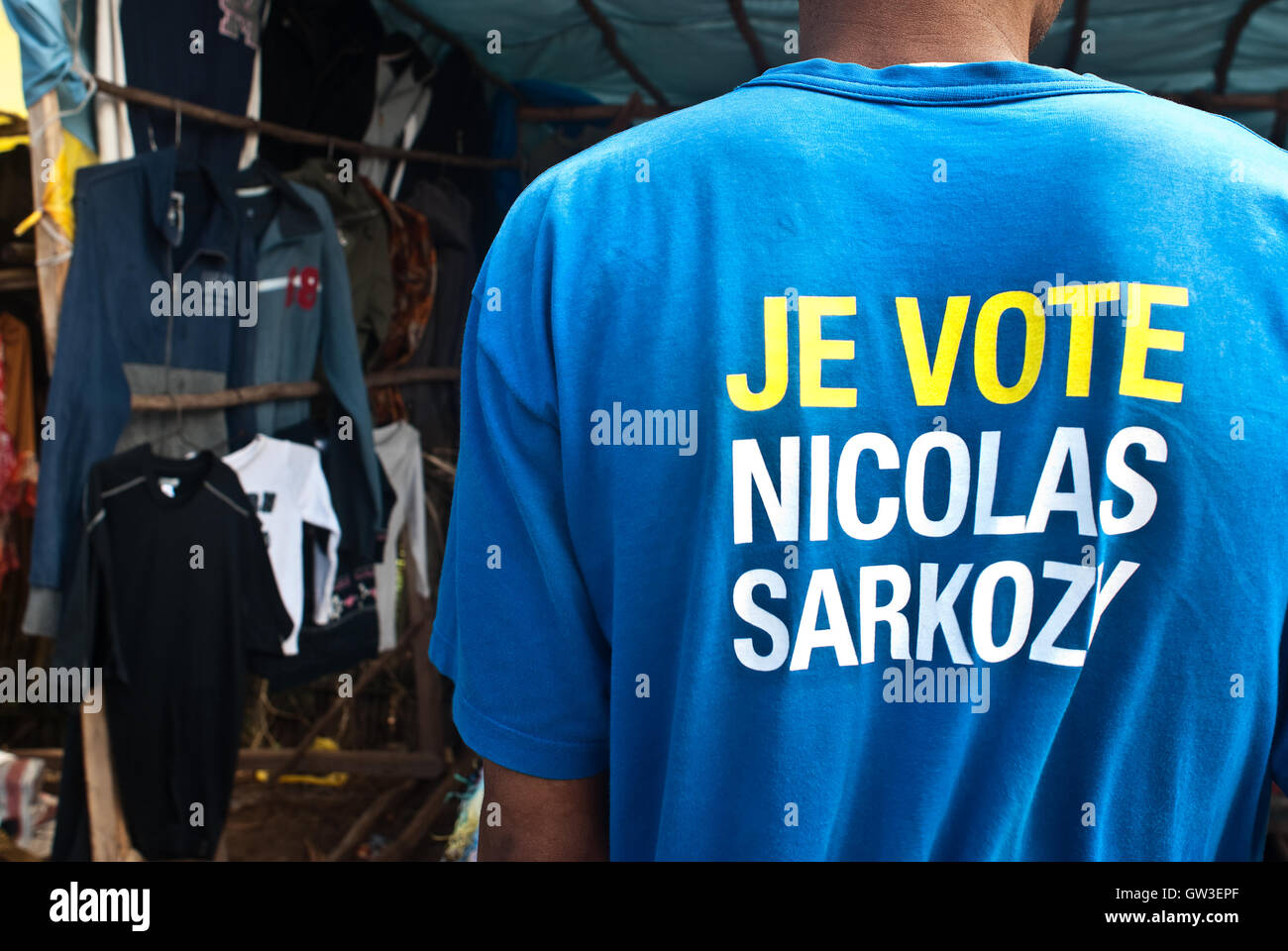Uomo che indossa una maglietta su cui è scritto un slogan politici che ingiunge gli elettori a votare per Nicolas Sarkozy ( Madagascar) Foto Stock
