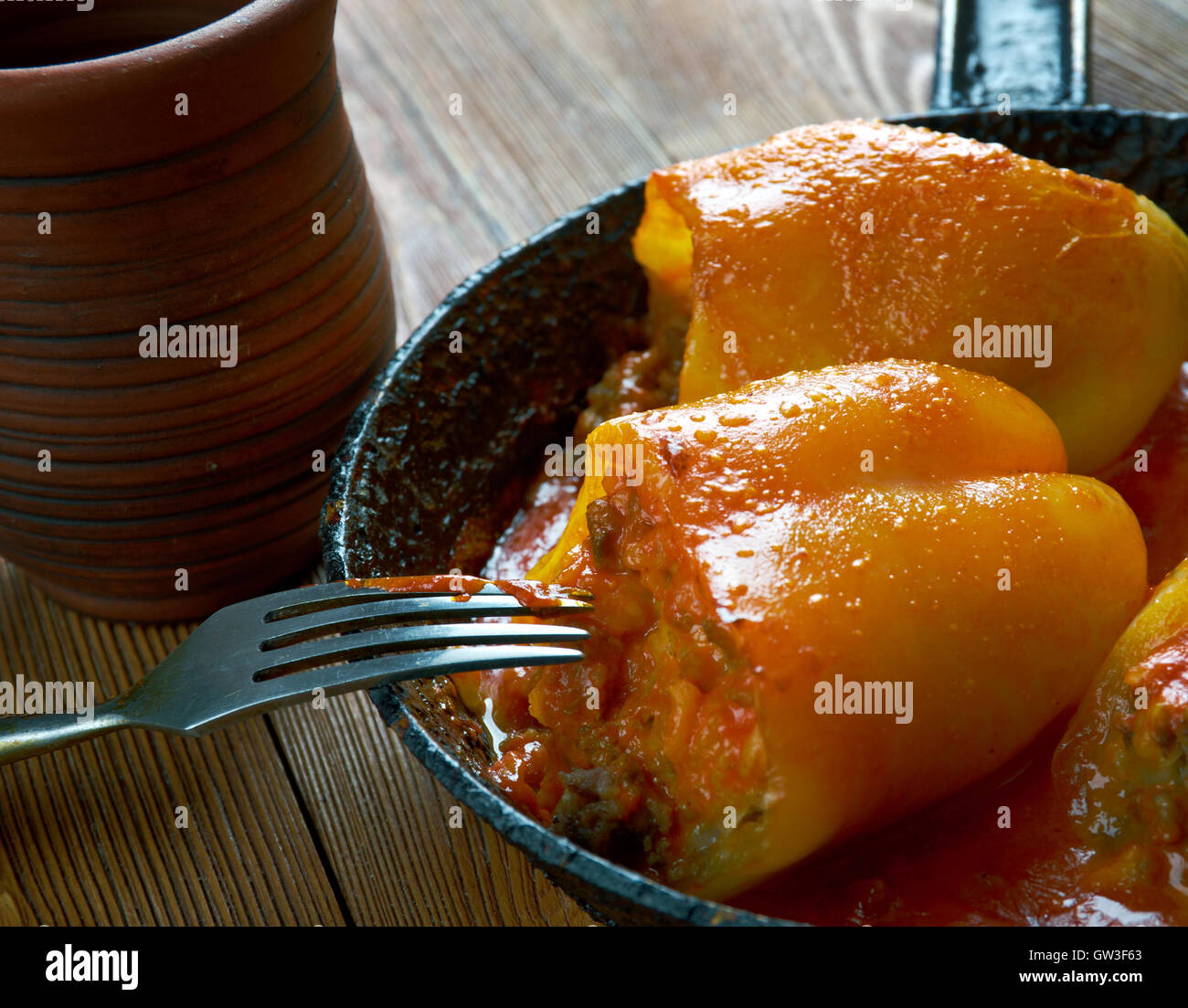 Fırında Biber Dolması.peperoni ripieni .turco tradizionale asiatica ramadan cibo Foto Stock