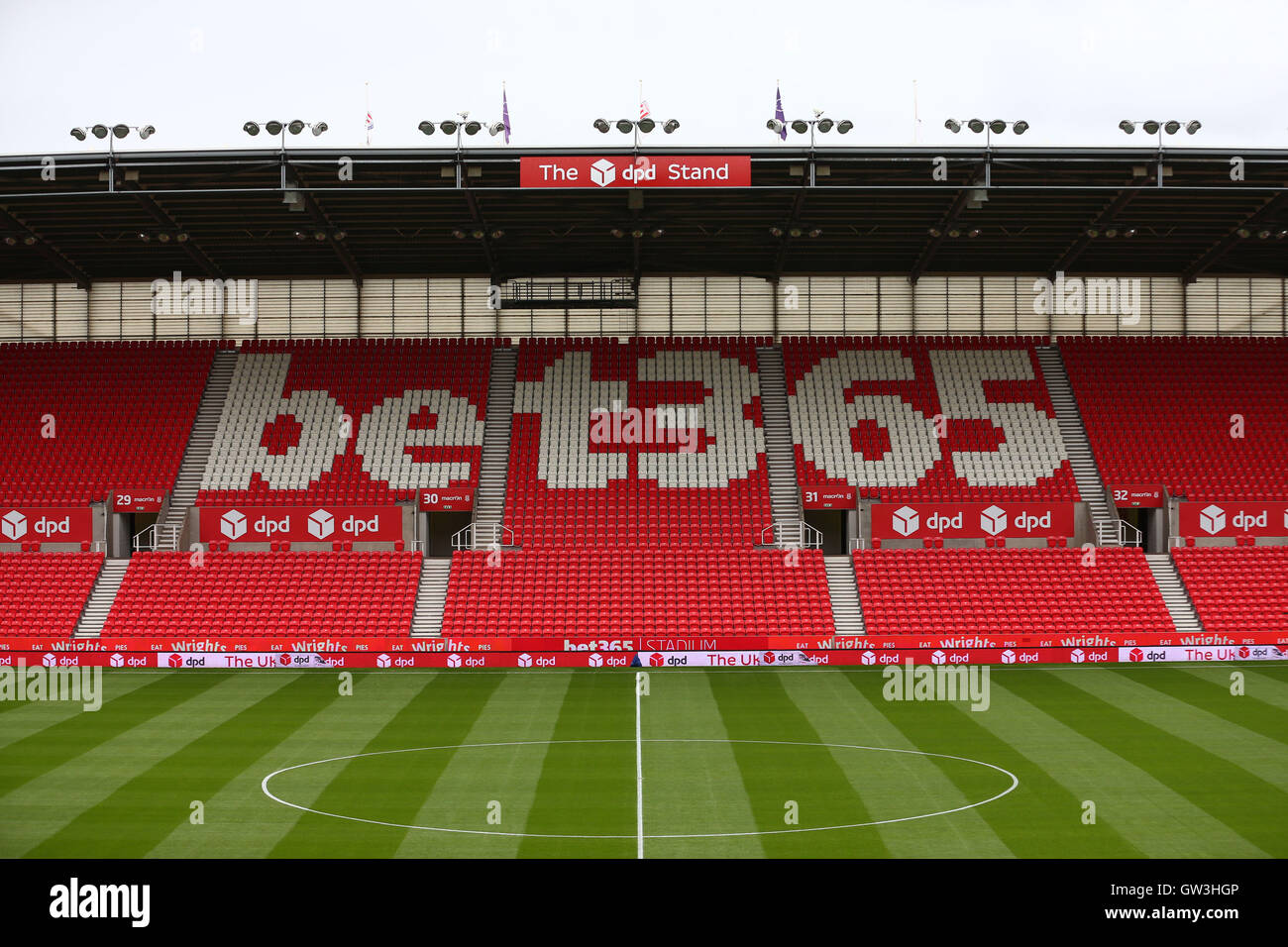 Il terreno è preparato in anticipo della Premier League al Bet 365 Stadium, Stoke-on-Trent. Foto Stock