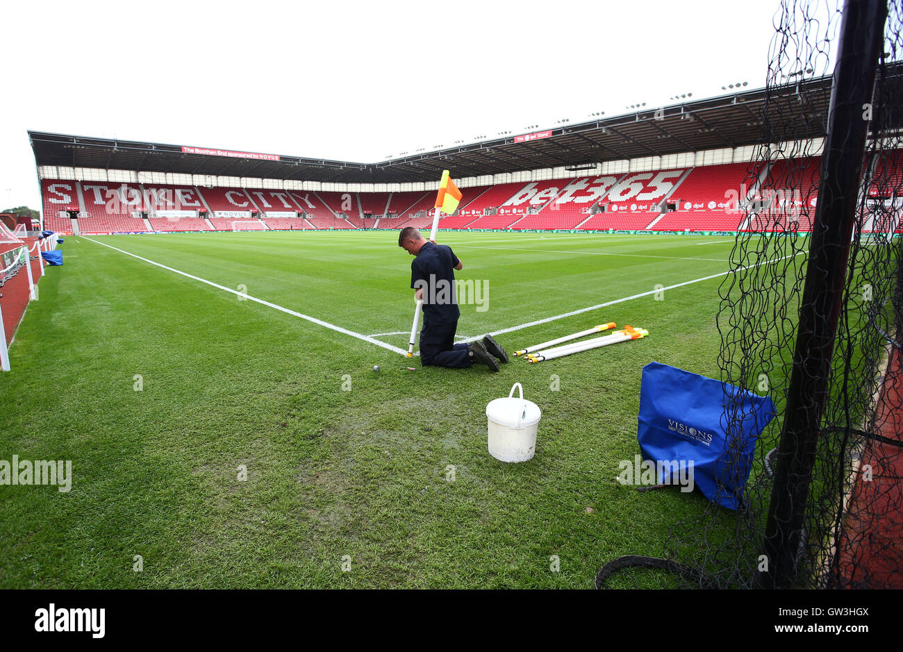Il terreno è preparato in anticipo della Premier League al Bet 365 Stadium, Stoke-on-Trent. Foto Stock