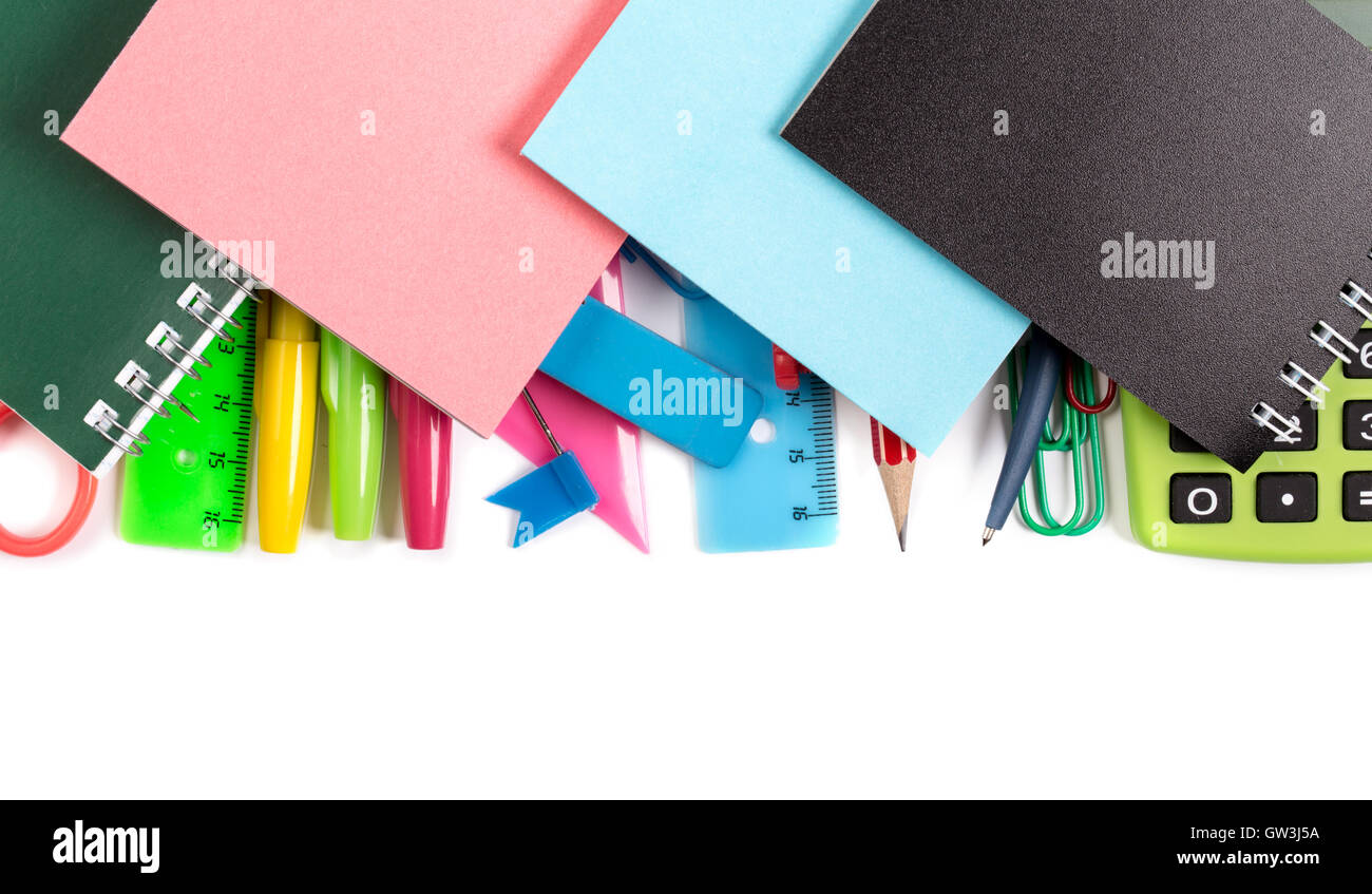 Notebook e adesivi su forniture di cancelleria Foto Stock