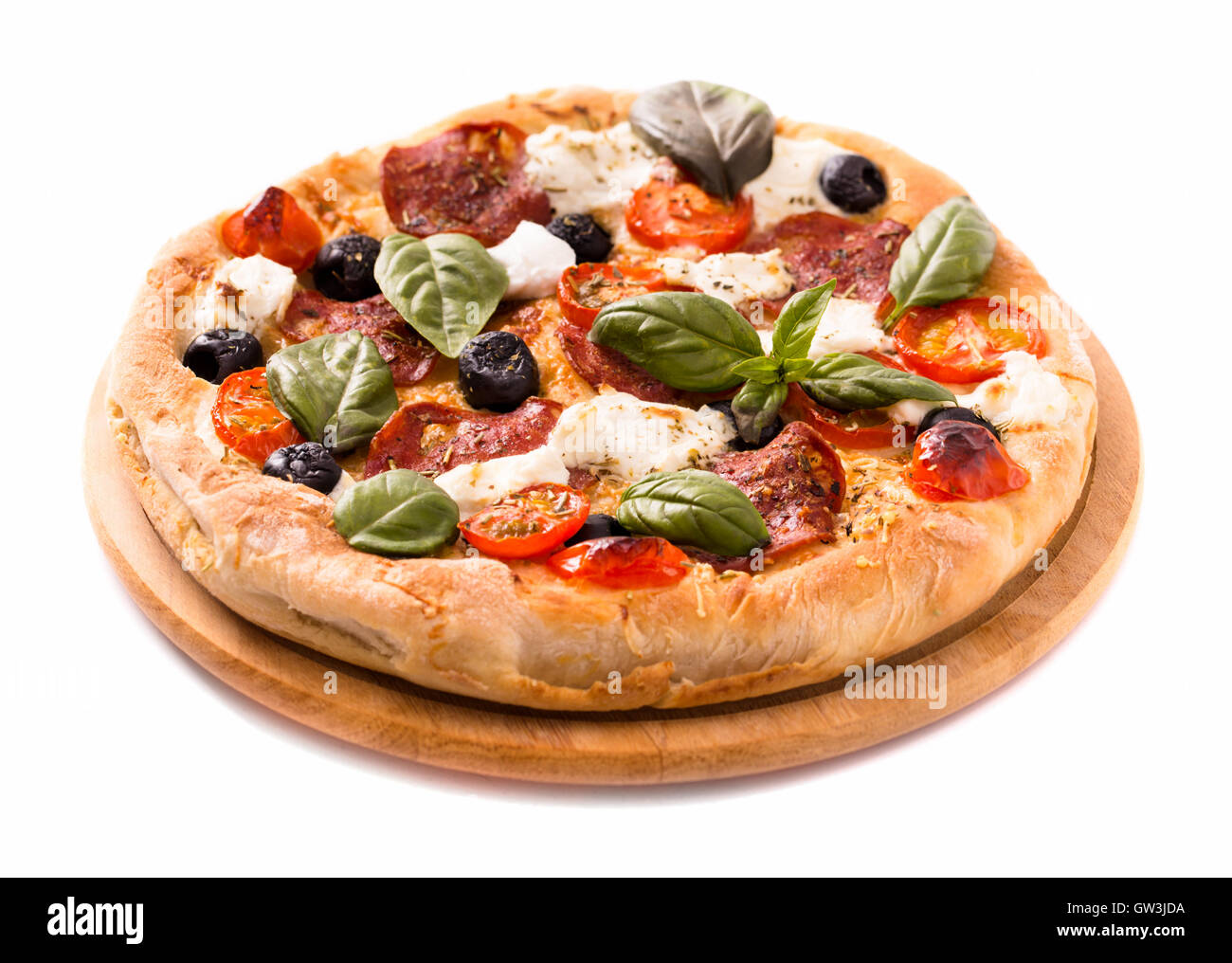 Pizza con salame e mozzarella stile rustico isolato su bianco Foto Stock