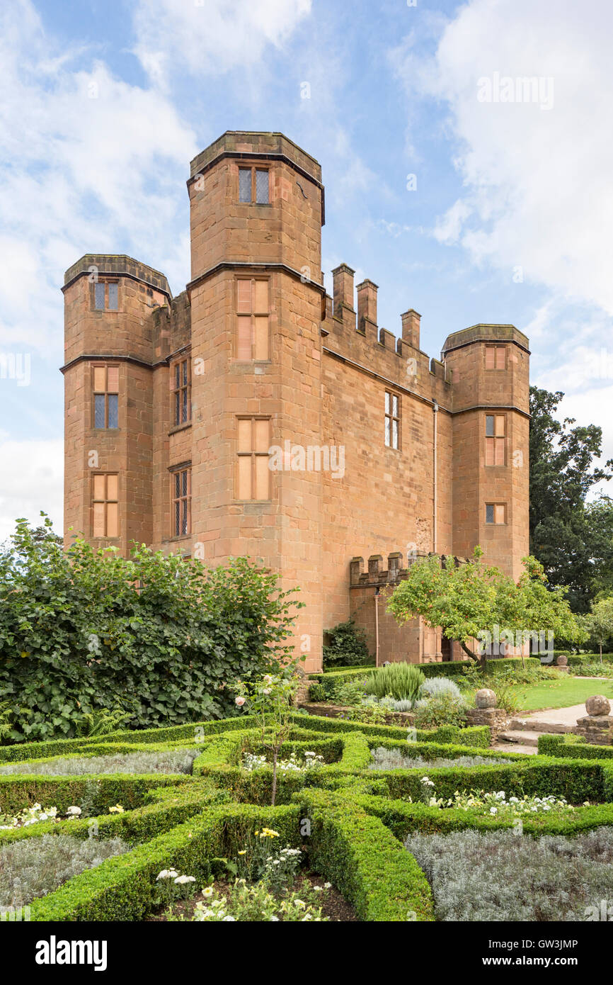 Leicester il Gatehouse costruito nel 1570's e l'ingresso al Castello di Kenilworth, Kenilworth, Warwickshire, Inghilterra, Regno Unito Foto Stock