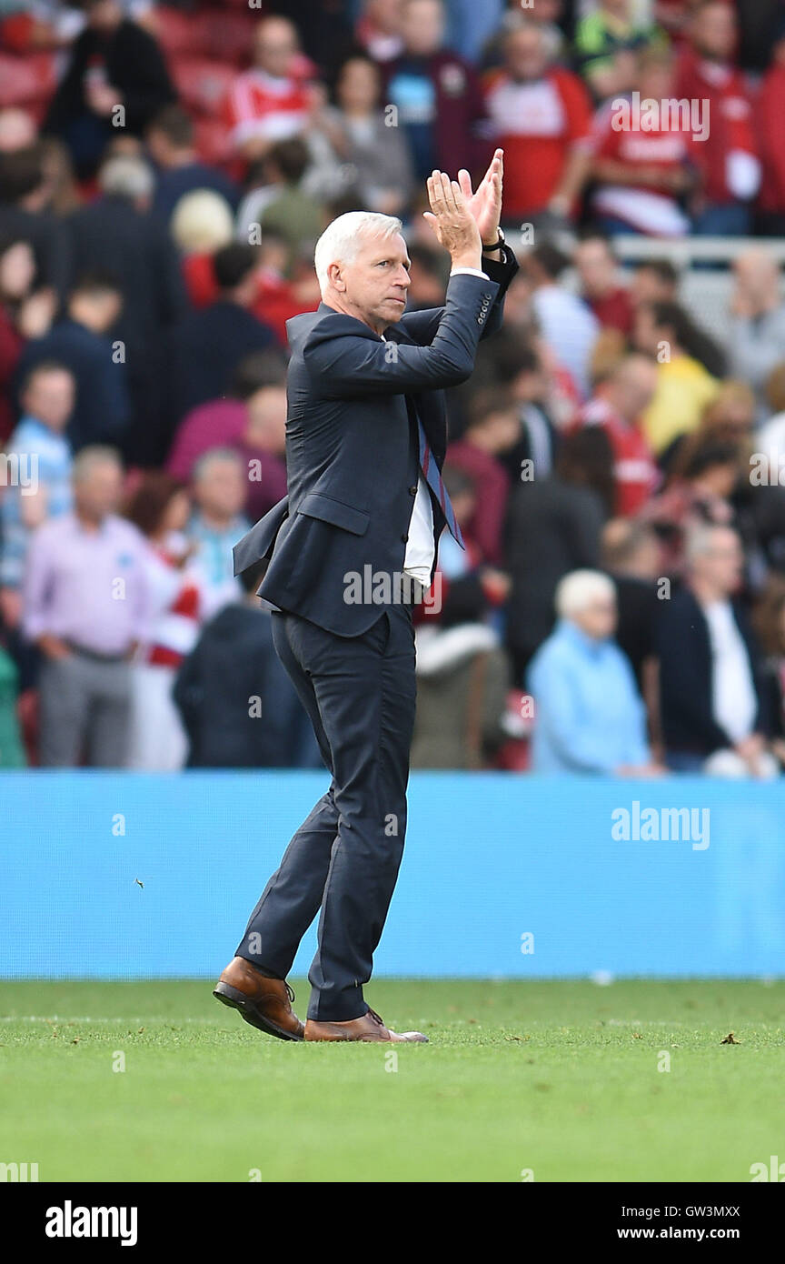 Il Palazzo di Cristallo Manger Alan Pardew elogia gli appassionati dopo il match di Premier League al Riverside Stadium, Middlesbrough. Foto Stock