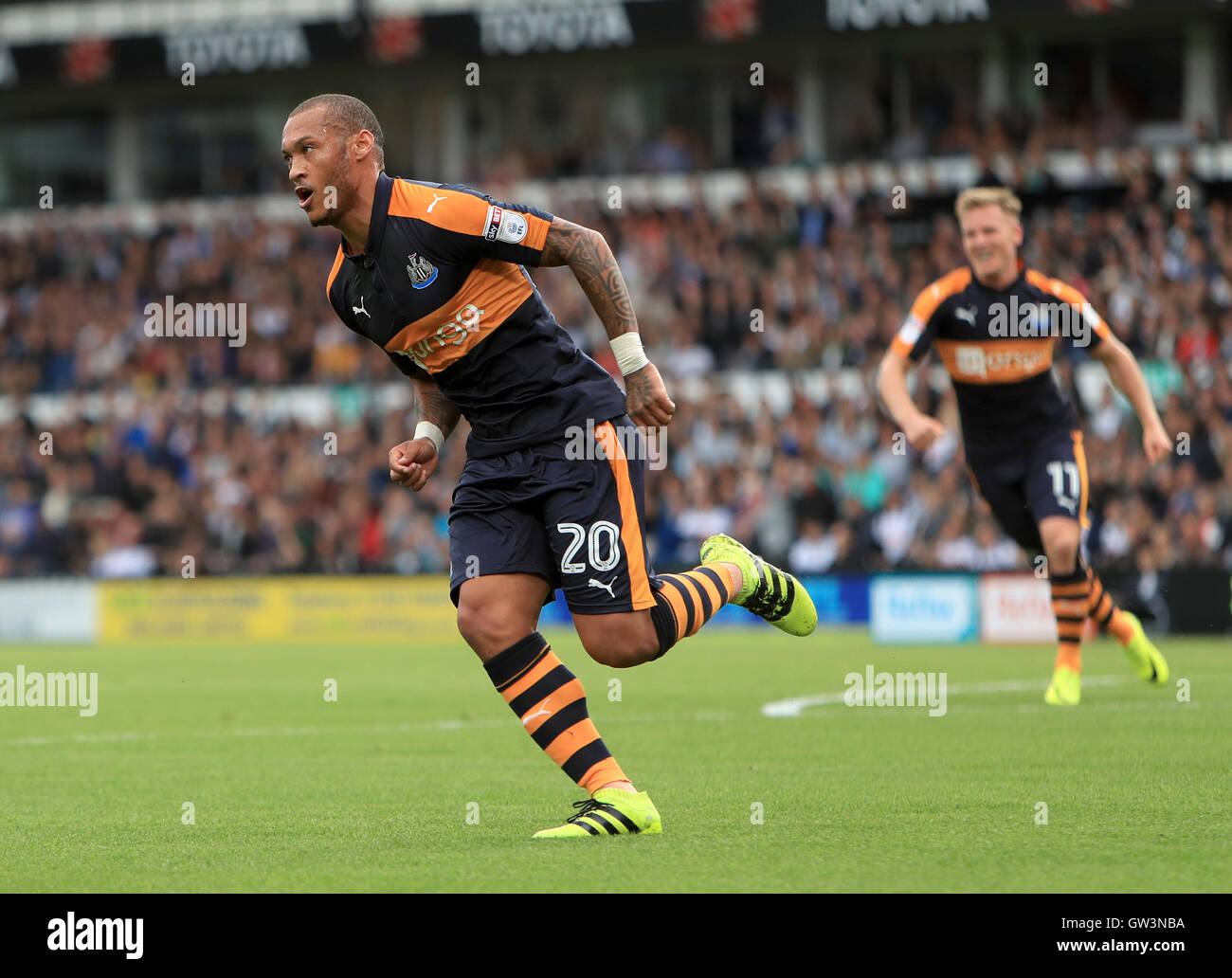 Newcastle United's Yoan Gouffran punteggio celebra il suo lato del primo obiettivo del gioco durante il cielo di scommessa match del campionato al iPro Stadium, Derby. Foto Stock
