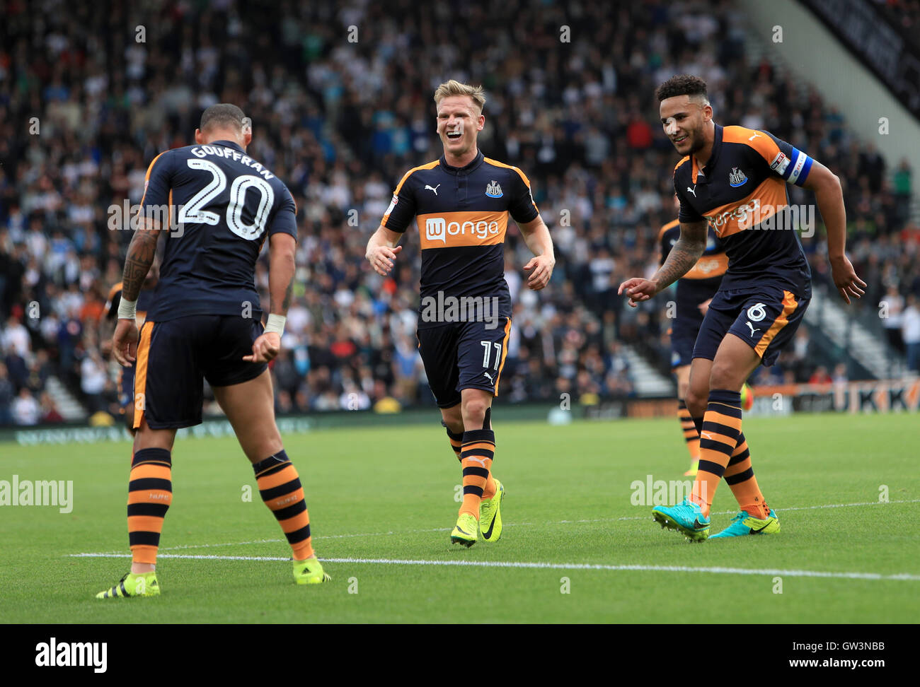 Newcastle United's Yoan Gouffran (sinistra) punteggio celebra il suo lato del primo obiettivo del gioco con i compagni di squadra Matt Ritchie (centro) e Jamaal Lascelles durante il cielo di scommessa match del campionato al iPro Stadium, Derby. Foto Stock