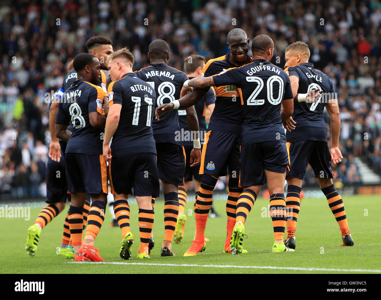 Newcastle United's Yoan Gouffran punteggio celebra il suo lato del primo obiettivo del gioco con i compagni di squadra durante il cielo di scommessa match del campionato al iPro Stadium, Derby. Foto Stock