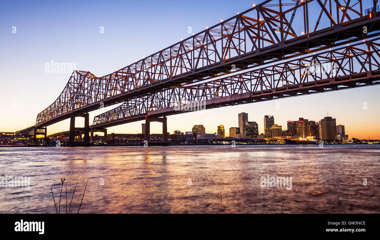 Crescent City ponte di collegamento trasporta il traffico oltre il Fiume Mississippi in New Orleans di notte Foto Stock
