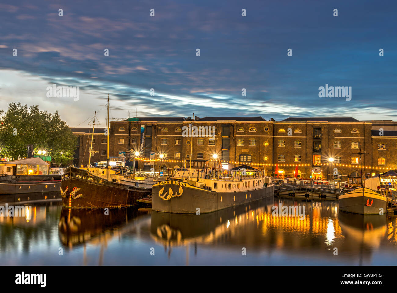 London, Regno Unito - Luglio 23, 2016: splendidamente illuminate di barche in West India Quay, nella parte anteriore del magazzino storico, in HDR Foto Stock