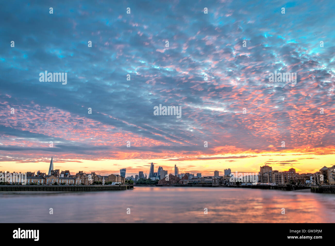 London, Regno Unito - Luglio 23, 2016: colorato tramonto sulla skyline di Londra, con il centro di Londra e di Shard, vista da Canary Wharf Foto Stock