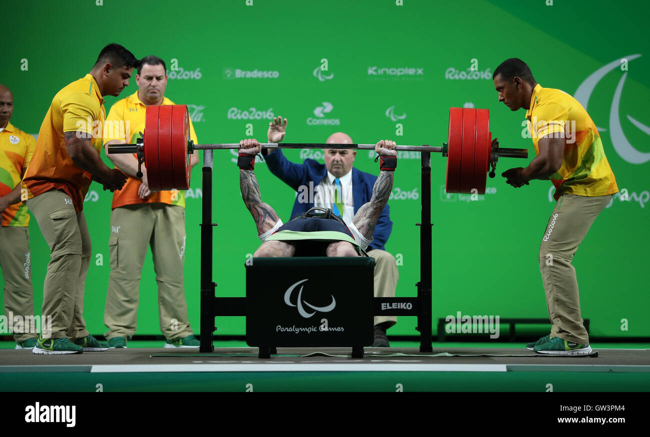 Gran Bretagna Micky Yule durante l'uomo uomini -65 kg Powerlifting presso il Riocentro - Padiglione 2 durante il terzo giorno del 2016 Rio Giochi Paralimpici di Rio de Janeiro in Brasile. Foto Stock