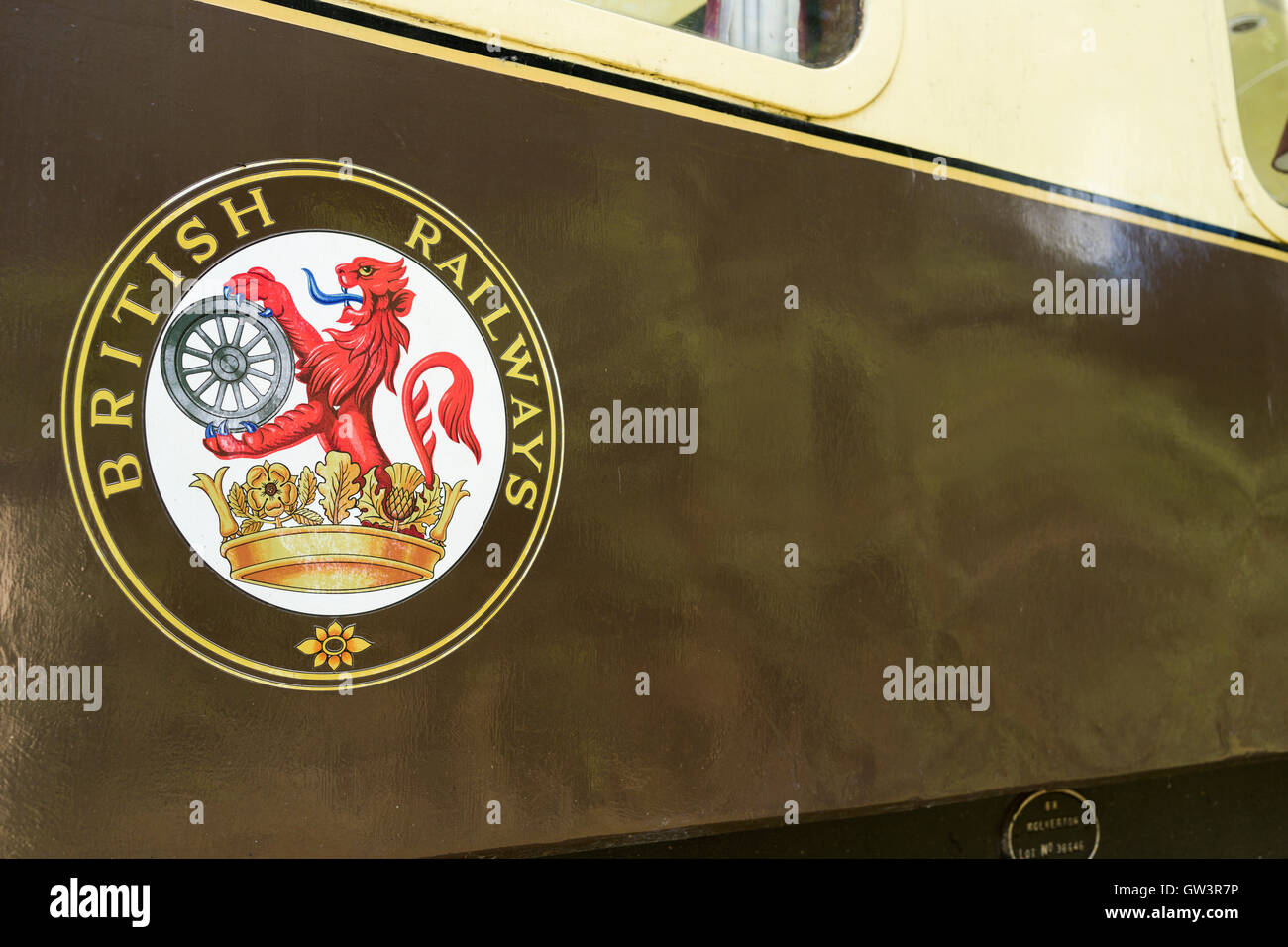 British Railways lion e ruota il crest c.1950s su vintage restaurati cioccolato e crema carrozza ferroviaria a East Somerset Railway. Foto Stock