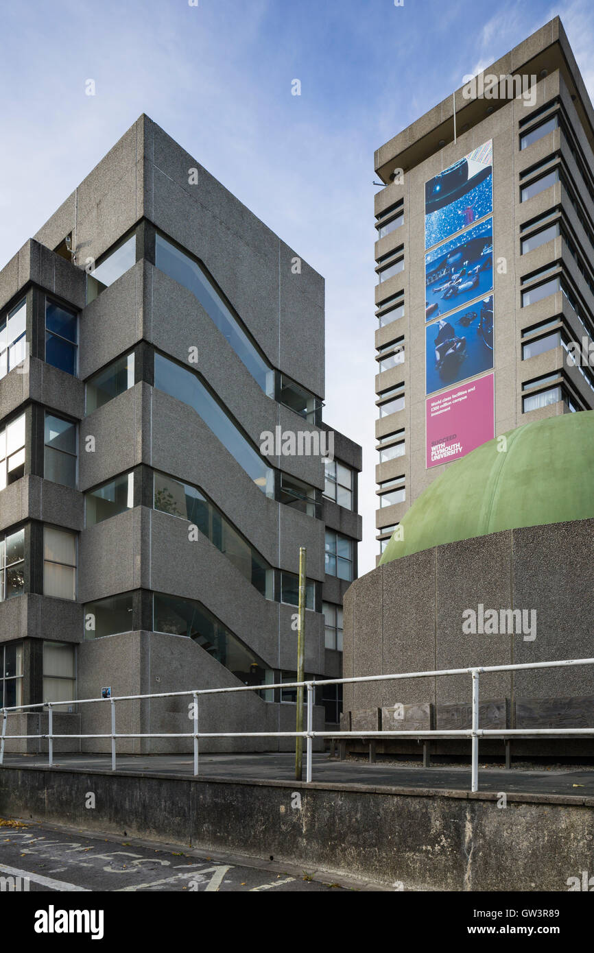 Anni Settanta brutalist edifici al Plymouth University campus, precedentemente noto come il Politecnico di Plymouth. Foto Stock