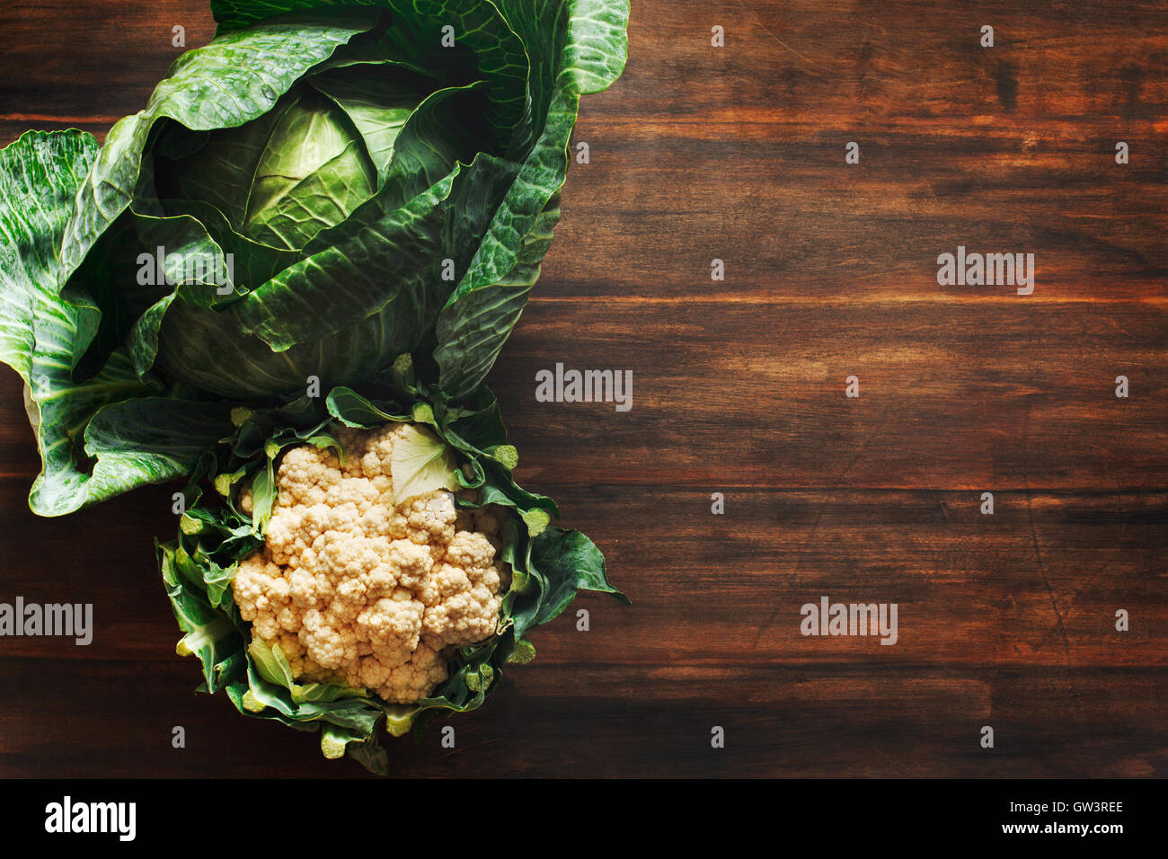 Fresco verde cavolo e cavolfiore su sfondo di legno con spazio di copia Foto Stock