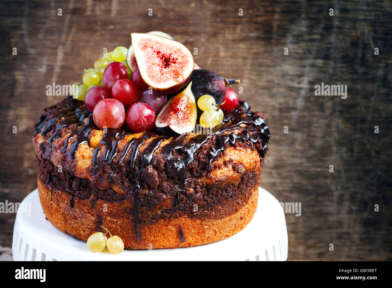 Caffè al cioccolato torta decorata con frutta fresca Foto Stock