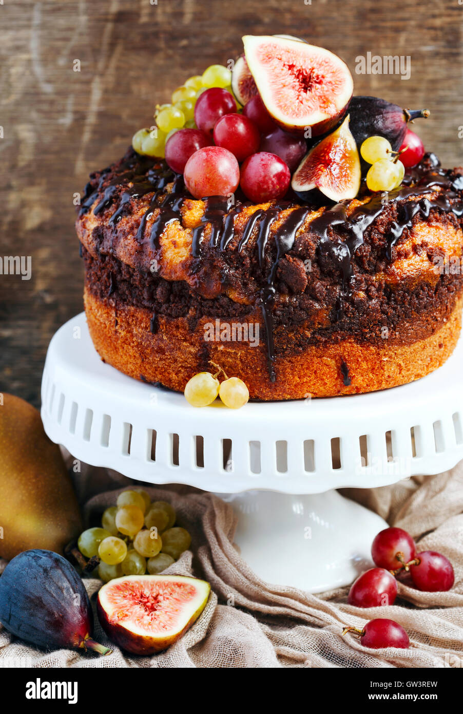 Caffè al cioccolato torta decorata con frutta fresca Foto Stock