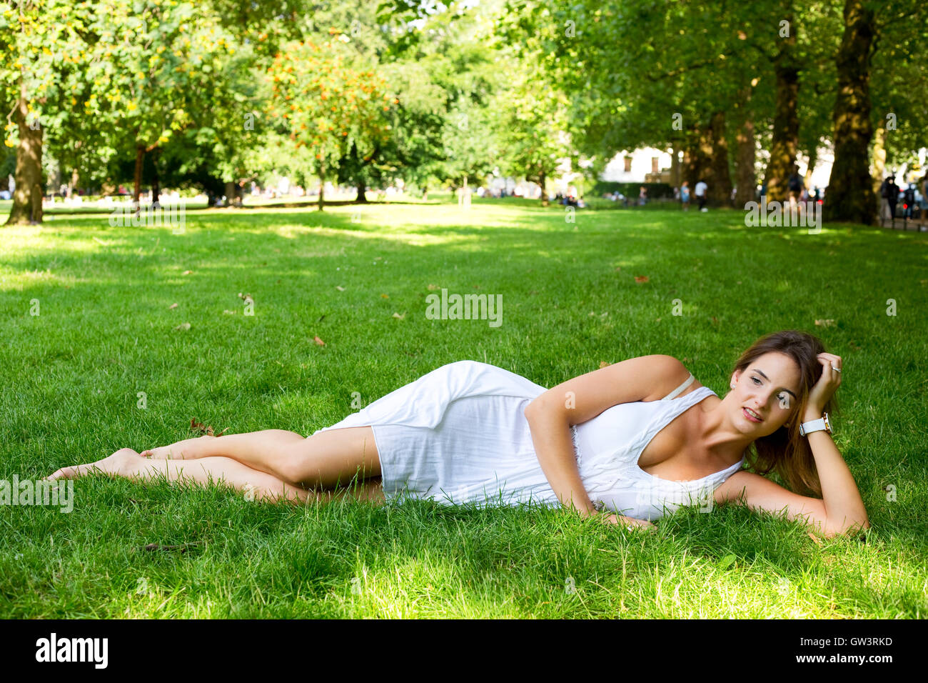 Ritratto di una giovane donna che giace in erba Foto Stock