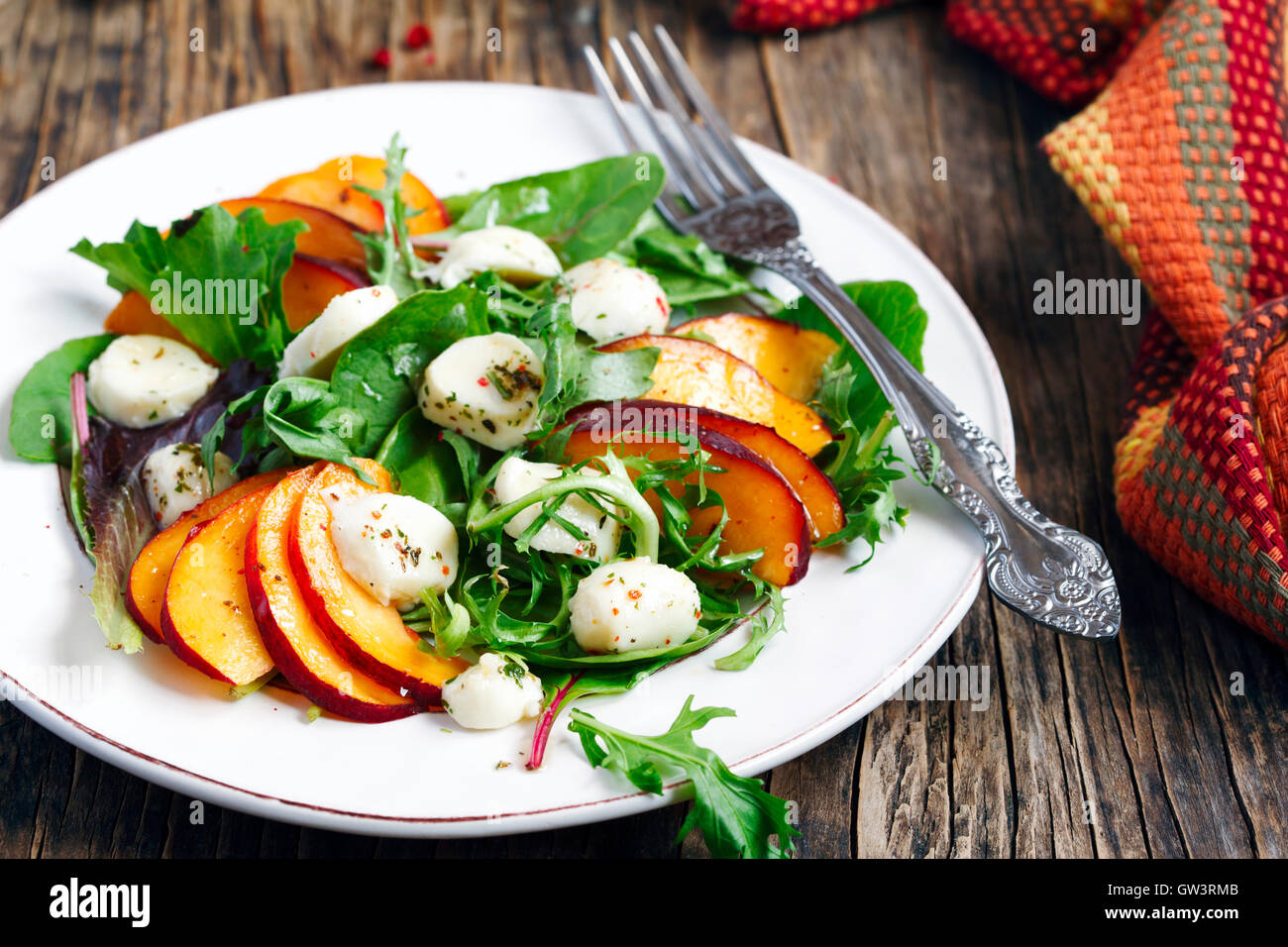 Pesco e marinato insalata di mozzarella con fresche verdure miste Foto Stock