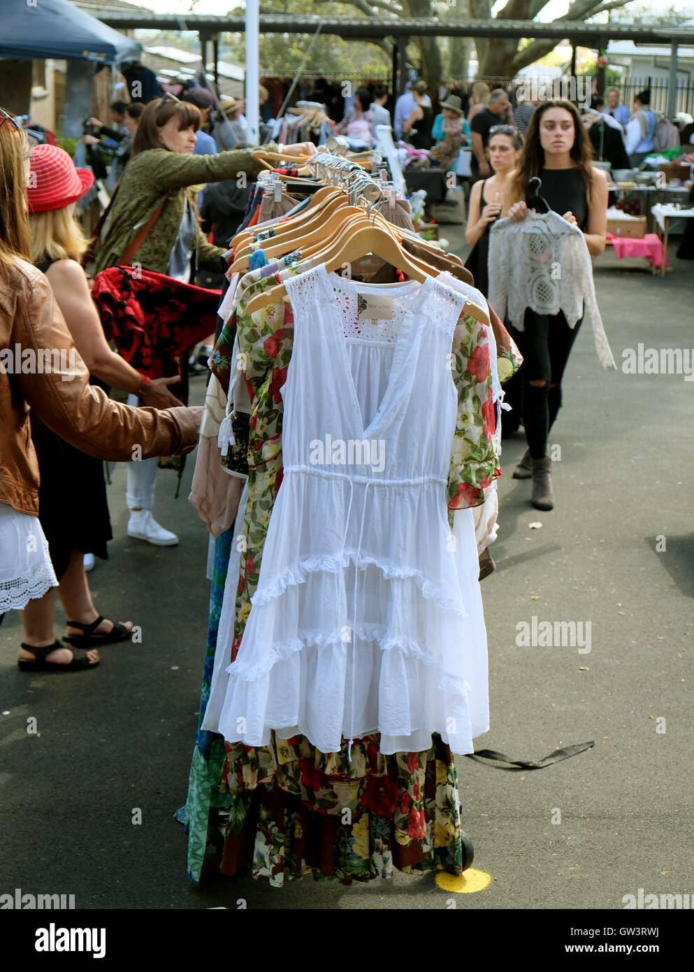Donne shop per il negozio di vestiti in un mercato all'aperto Foto Stock