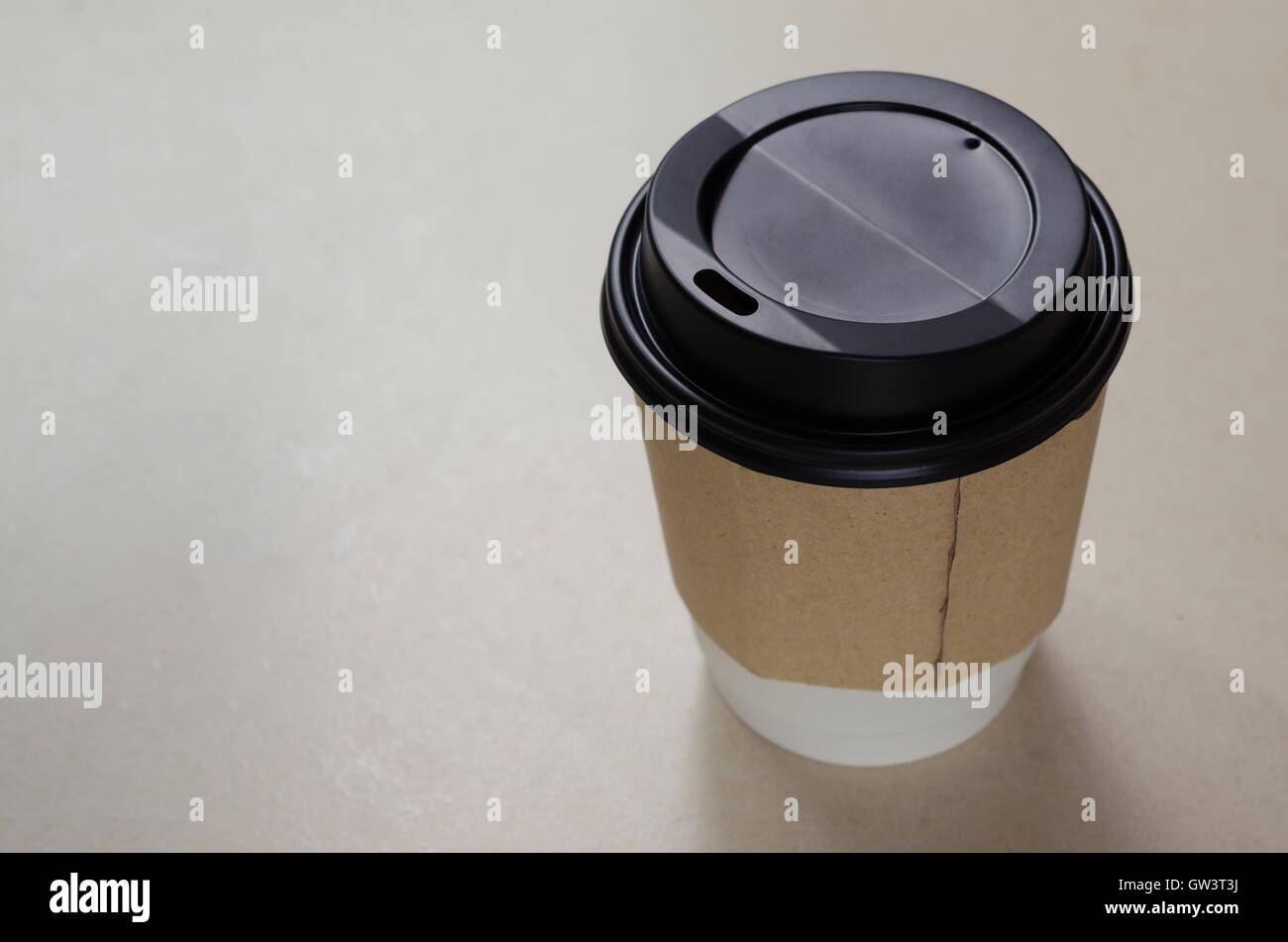 Carta tazza di caffè. (In tono caldo e soft focus) Foto Stock