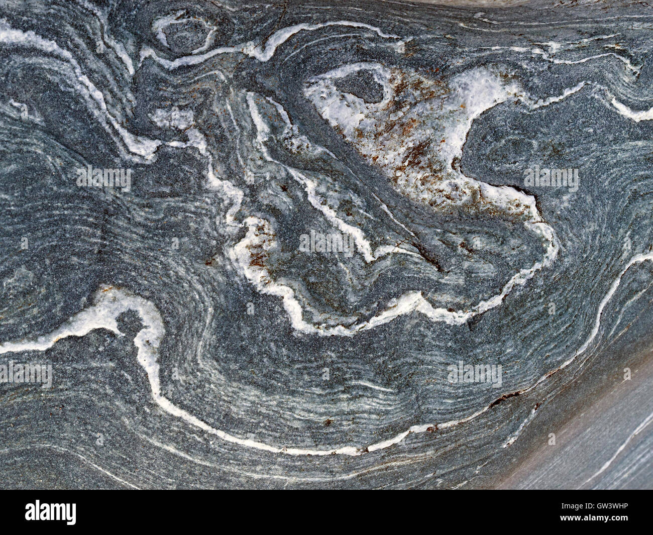 Vortici e pieghe di quarzo bianco o vene di marmo grigio in strati di roccia, Uragaig, Isola di Colonsay, Scotland, Regno Unito. Foto Stock