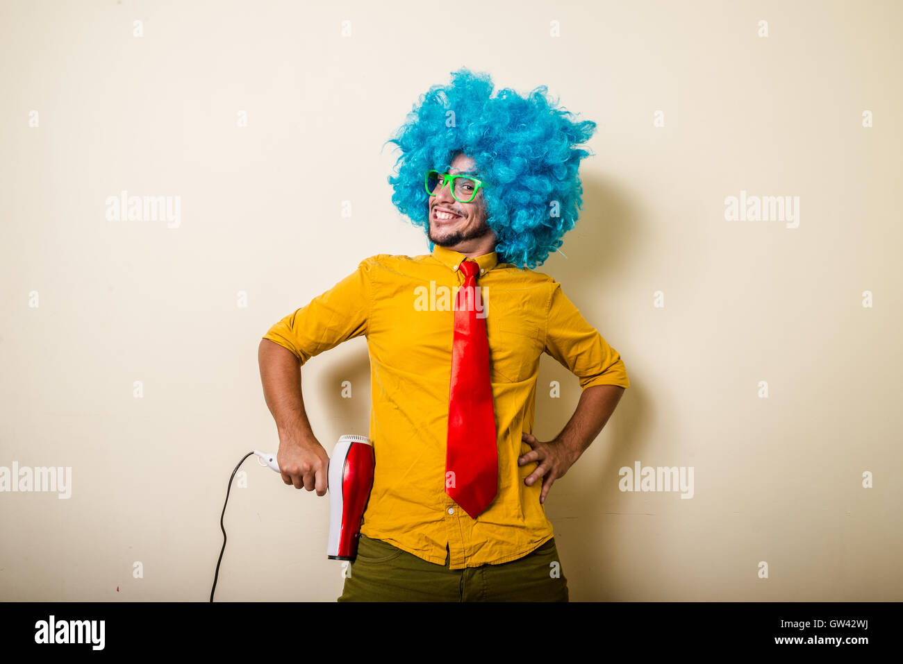 Crazy funny giovane uomo Con parrucca blu Foto Stock