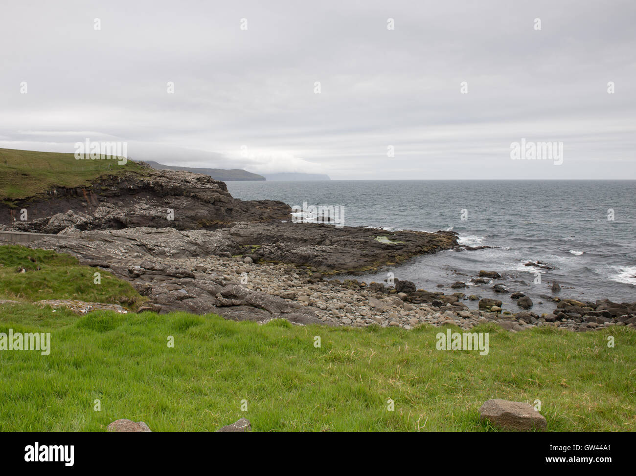 Panorama sulle isole Faerøer con vista oceano, il bianco delle nuvole, e scogliere Foto Stock