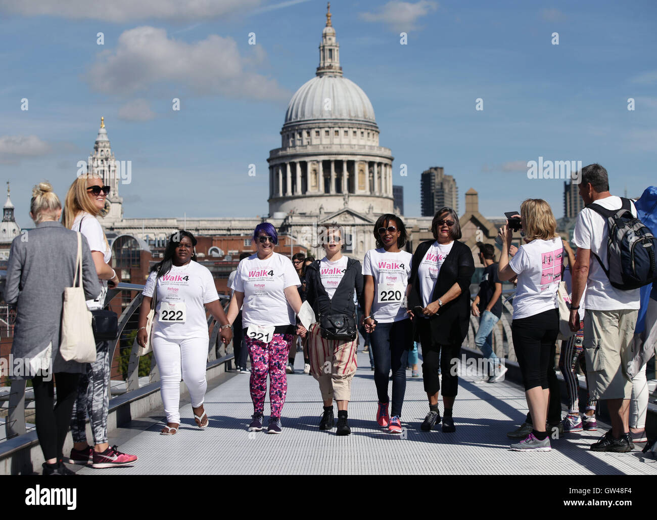 Helena Bonham Carter (centre) with survivors (left to right) Euleen Hope, Kaylin Mauchlen, Melanie Clarke and chief executive of Refuge Sandra Horley, walking across Millennium Bridge, London, during Refuge's 10km walk to raise funds for the domestic violence charity. Foto Stock