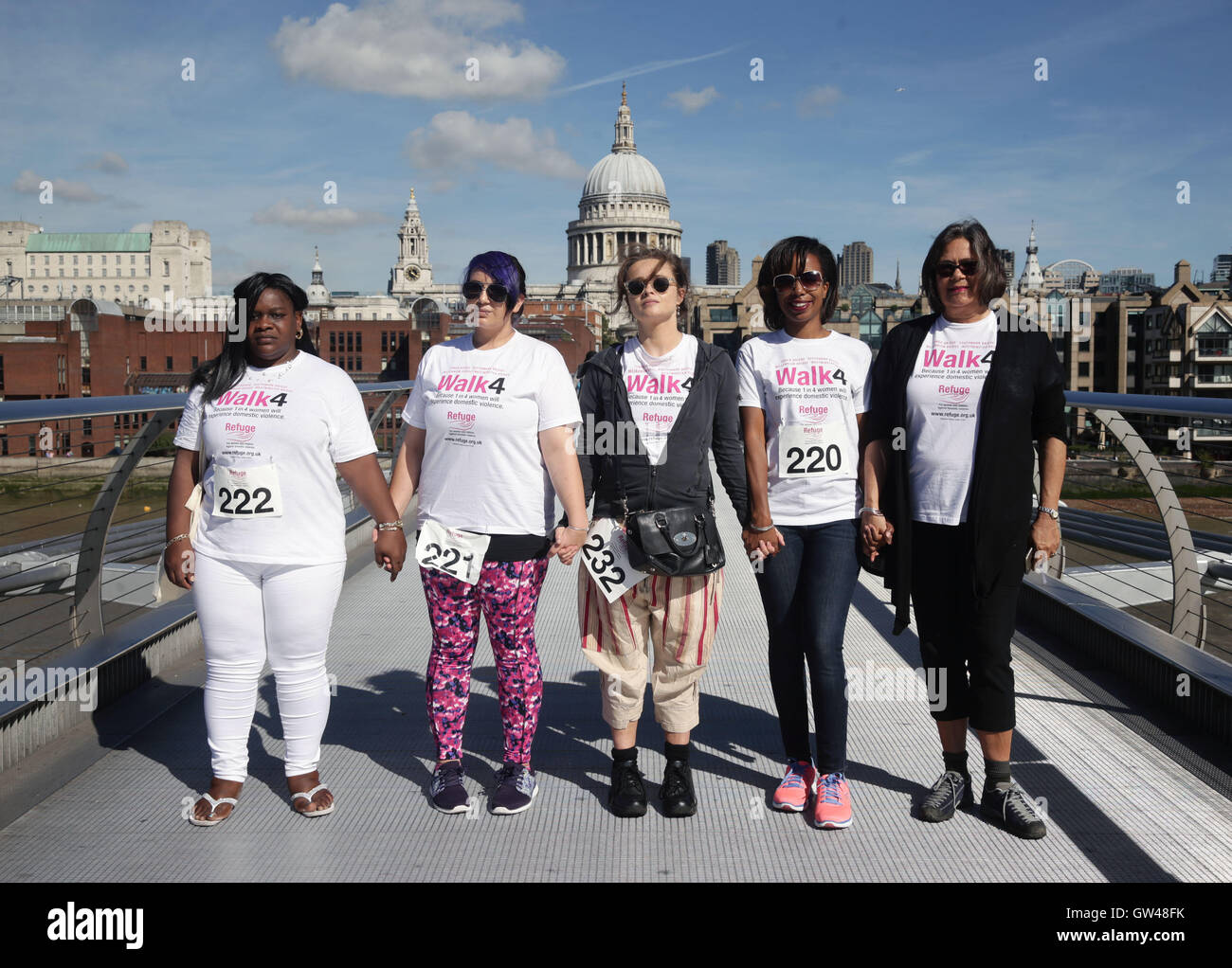 Helena Bonham Carter (centre) with survivors (left to right) Euleen Hope, Kaylin Mauchlen, Melanie Clarke and chief executive of Refuge Sandra Horley, walking across Millennium Bridge, London, during Refuge's 10km walk to raise funds for the domestic violence charity. Foto Stock