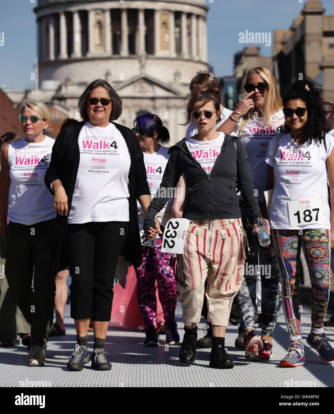 Helena Bonham Carter (centre right) and Sandra Horley (centre left), chief executive of Refuge, join survivors and supporters walking across Millennium Bridge, London, during Refuge's 10km walk to raise funds for the domestic violence charity. Foto Stock