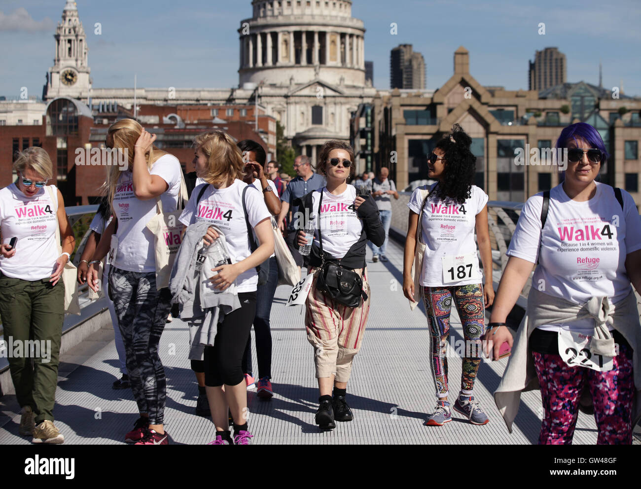Helena Bonham Carter (centre) joins survivors and supporters walking across Millennium Bridge, London, during Refuge's 10km walk to raise funds for the domestic violence charity. Foto Stock