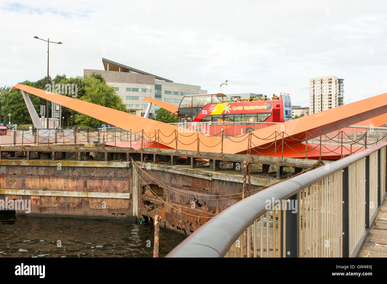 Arancio brillante verniciato ponte alato a Harbor Drive, Cardiff, Galles, UK. Il ponte pedonale consente solo i bus turistici a croce. Foto Stock