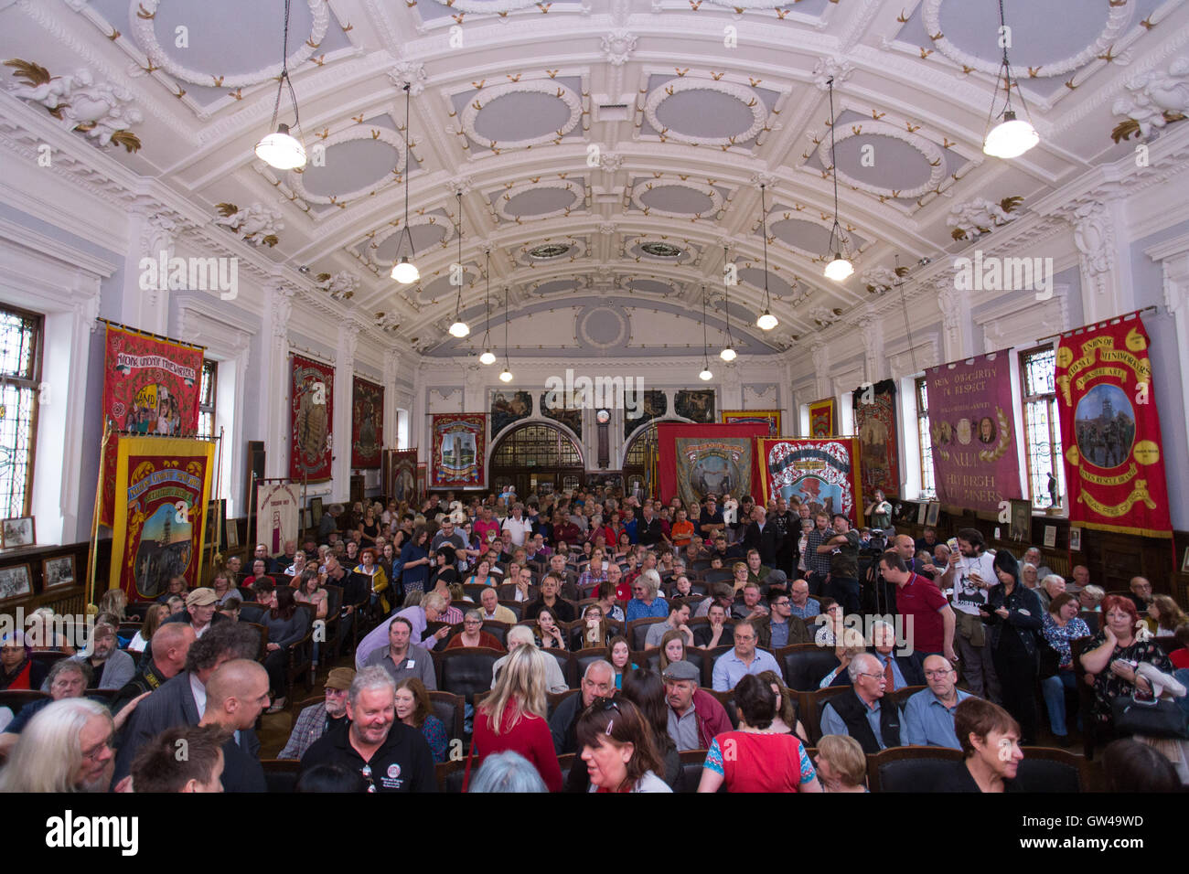 Vista generale dei minatori Hall, durante un raduno politico, all'Unione nazionale dei minatori, in Barnsley, South Yorkshire. Foto Stock