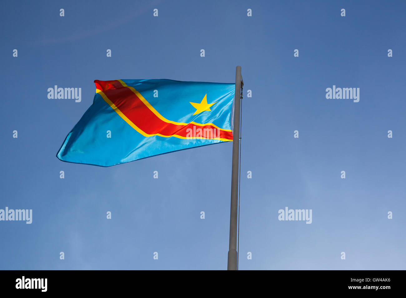 Bandiera Nazionale del Congo su un pennone di fronte blu cielo Foto Stock