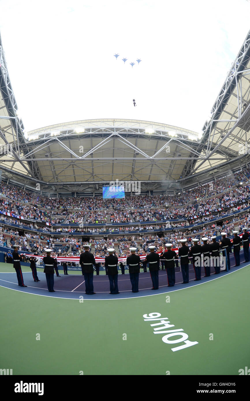 New York, Stati Uniti d'America. 10 Settembre, 2016. Volate sopra prima di iniziare la procedura di Angelique Kerber Vs Karolina Pliskova durante il womens finali su Arthur Ashe Stadium dell'USTA Billie Jean King National Tennis Center il 10 settembre 2016 nel lavaggio delle regine. Credito: MediaPunch Inc/Alamy Live News Foto Stock