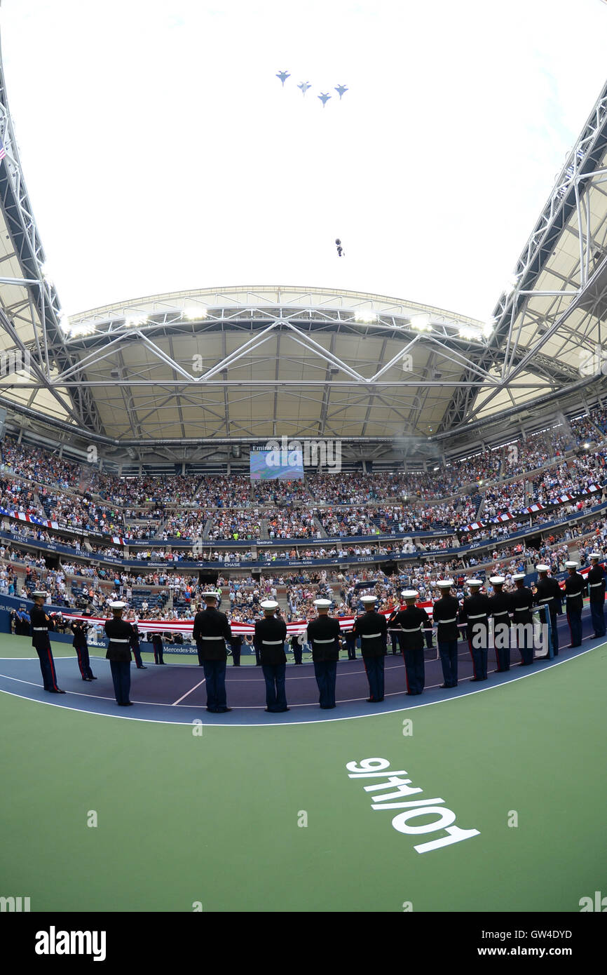 New York, Stati Uniti d'America. 10 Settembre, 2016. Volate sopra prima di iniziare la procedura di Angelique Kerber Vs Karolina Pliskova durante il womens finali su Arthur Ashe Stadium dell'USTA Billie Jean King National Tennis Center il 10 settembre 2016 nel lavaggio delle regine. Credito: MediaPunch Inc/Alamy Live News Foto Stock