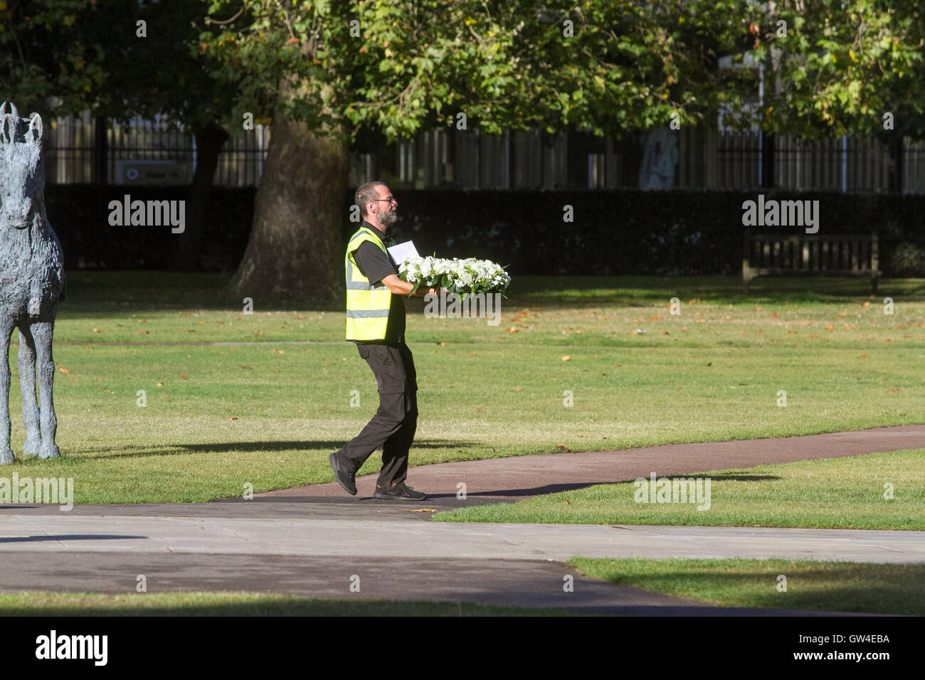 Londra, Regno Unito. Undicesimo Sep, 2016. Un uomo luoghi corona al memoriale di Londra al British vittime degli attacchi dell 11 settembre a New York e Washington DC Credito: amer ghazzal/Alamy Live News Foto Stock