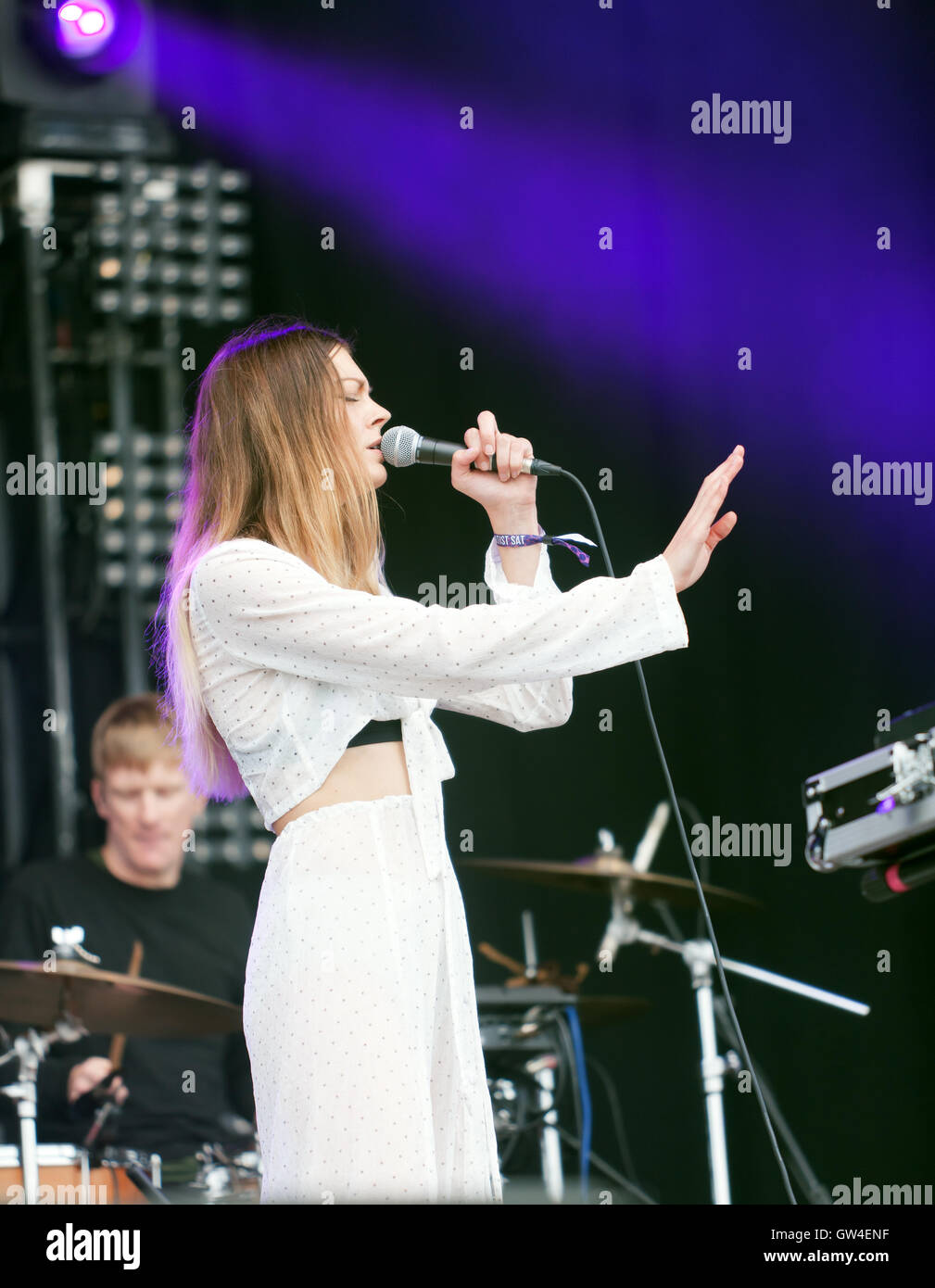 Rosie Lowe eseguendo con la sua band, sul palco principale al OnBlackheath Music Festival 2016 Foto Stock
