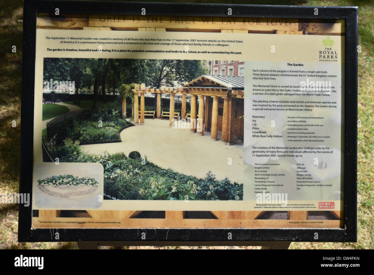 Grosvenor Square, Londra, Regno Unito. 11 settembre 2016. 9/11 Fiori e omaggi sono collocati presso il Memorial in Piazza Gosvenor Foto Stock