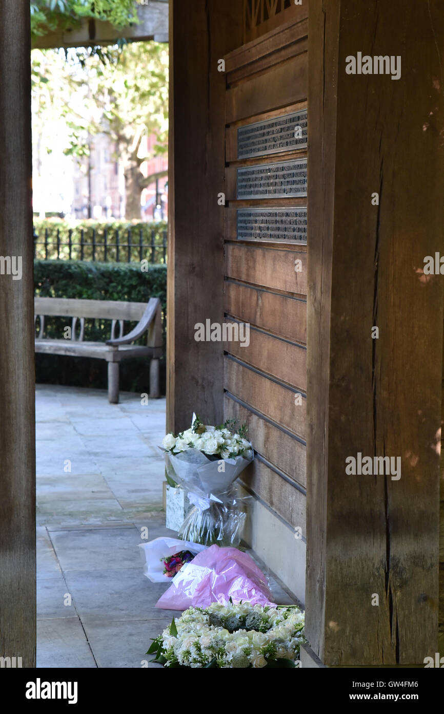 Grosvenor Square, Londra, Regno Unito. 11 settembre 2016. 9/11 Fiori e omaggi sono collocati presso il Memorial in Piazza Gosvenor Foto Stock