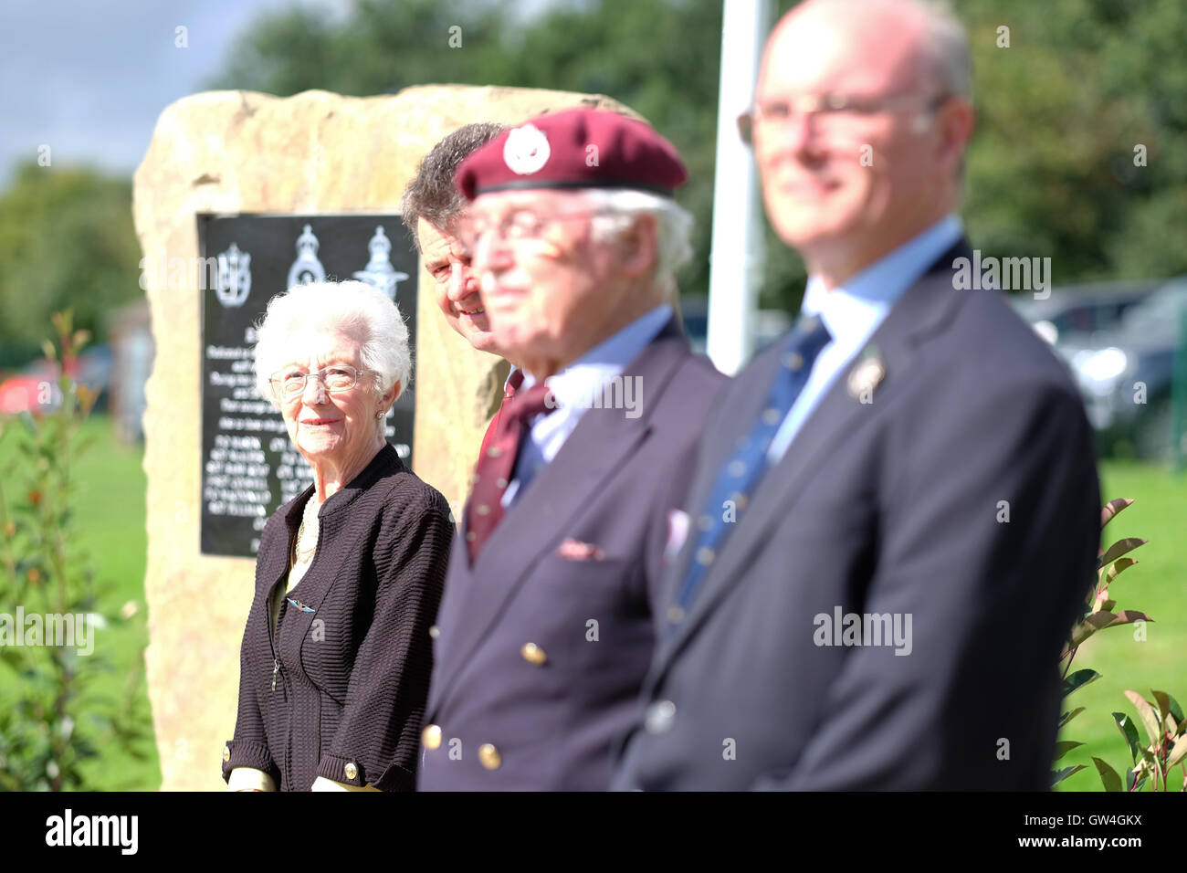 Shobdon airfield, Herefordshire, UK. 11 Settembre, 2016. Onorevole Joan Walpole un ex WAAF basato a RAF Shobdon ora di età compresa tra 95 anni si prepara a svelare il nuovo memoriale di guerra in ex RAF Shobdon airfield. Il memorial onora gli uomini e le donne del n. 5 di Aliante Scuola di Formazione, formata a RAF Shobdon nel 1942. I piloti qualificati è andato a servire nel pilota di parapendio reggimento e prendere parte alle operazioni in Norvegia, Sicilia, D-Day di Arnhem e la traversata del fiume Reno in Germania. Foto Stock