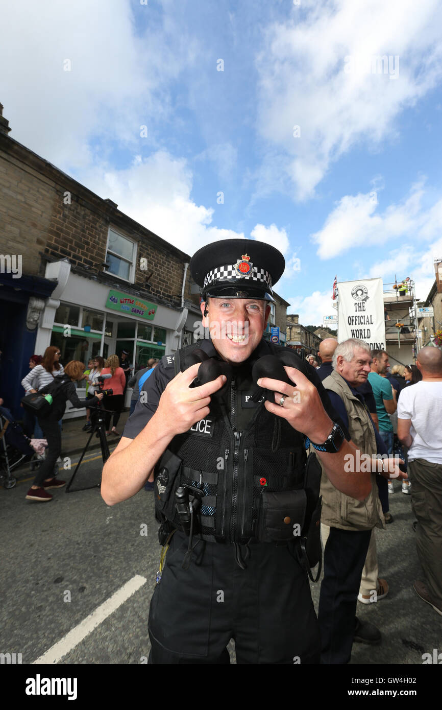 Ramsbottom, UK. 11 Settembre, 2016. PC Andy Fergusson, un'area Sgt da seppellire la polizia prende parte alla Black Pudding Lobbing campionati a Ramsbottom, Lancashire, 11 settembre 2016 Credit: Barbara Cook/Alamy Live News Foto Stock