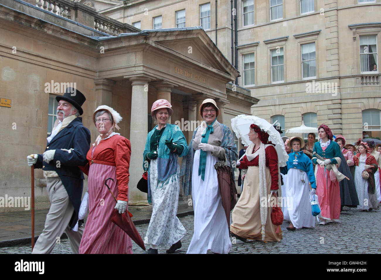 Jane Austen Festival. 9th-18th Settembre 2016. Bagno, Somerset, Inghilterra, Regno Unito. La pioggia non è riuscita a smorzare gli spiriti dei partecipanti al Grand Regency costume Promenade, sabato 10 settembre 2016. Credito: Ian bottiglia/Alamy Live News Foto Stock